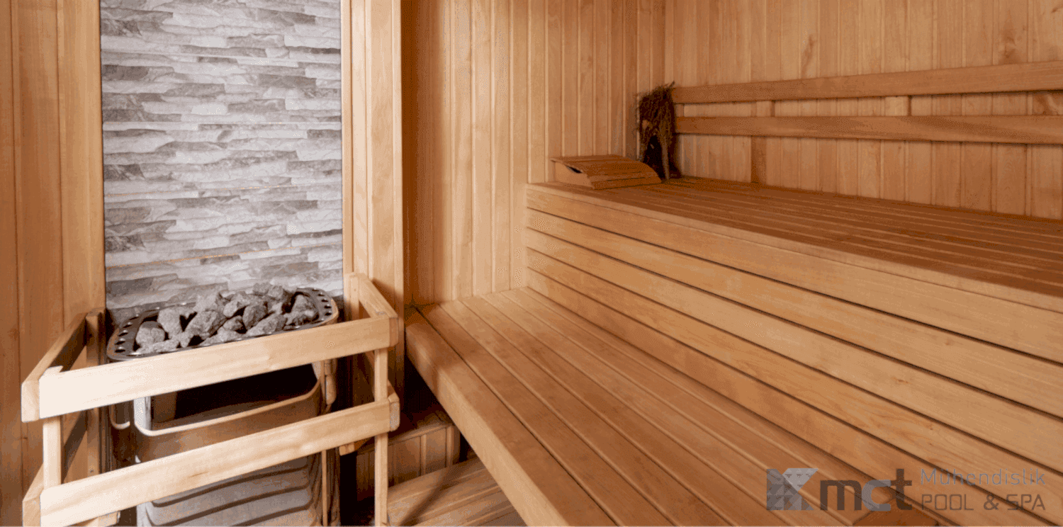 Sauna Yapımı: Doğal Ahşap Kullanımı Modern bir sauna yapımı sırasında kullanılan doğal ahşap malzemeler