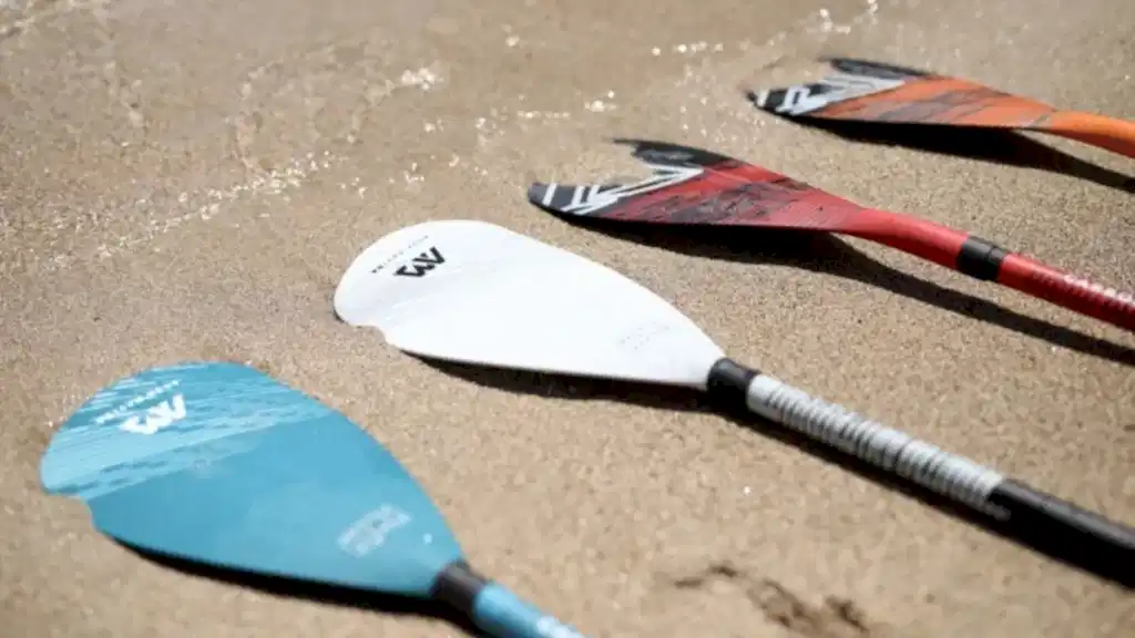 Stand up paddle (SUP) için kullanılan dört farklı renkte kürek